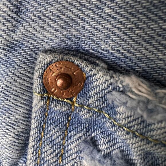 Levis Shorts Womens Size 8-10 Light Wash Button Fly Denim Distressed 100% Cotton - Picture 9 of 16